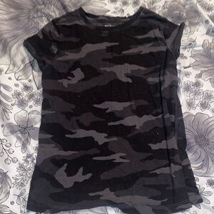 Black camo Athleta t-shirt women’s size xs